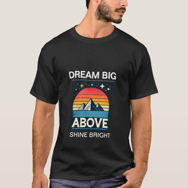 "Dream Big, Shine Bright - Reach for the Stars" T Shirt (Framsida)