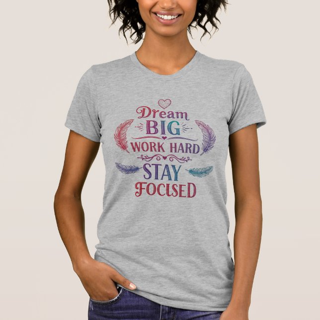 Dream Big, Work Hard, Behåll fokus | Motiverande T Shirt (Framsida)