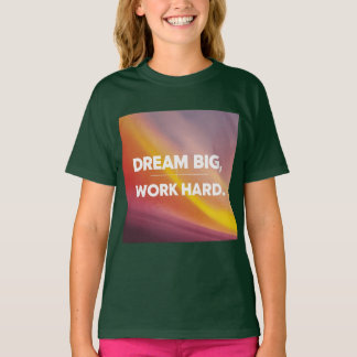 "Dream Big, Work Hard" T-shirt är perfekt för