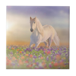 Dream-häst som rinner genom fält av rosa blommor kakelplatta