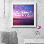Dream It Do It Citote Lila Ocean Sunset Photo Poster<br><div class="desc">"Om du kan drömma det, kan du göra det." För allt är möjligt, gång du tänker på det. Slappna av med den här fotografin poster av en underbar, mjukt upplyst lila, rosa och blå solnedgång över Stilla havet. Gör en underbar upplyftande och inspirerande gåva! Du kan enkelt anpassa den här...</div>
