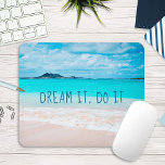 Dream It Do It Hawaii Tropical Sandy Beach Photo Musmatta<br><div class="desc">"Drömma det, gör det." Påminn dig om den färska saltdoften från luft när du användor den här bedövande musslan med vibrerande färgad. Exhale och utforska en tom hawaiisk strand. Gör en underbar gåva till någon speciell! Du kan enkelt anpassa den här muspekaren. Var snäll och meddela mig med eventuella frågor...</div>