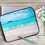 Dream It Do It Quote Hawaii Tropical Sandy Beach Laptop Fodral<br><div class="desc">"Drömma det, gör det." Påminn dig om den färska saltdoften från luft när du användor den här häpnadsväckande fotografin med vibrerande färgad Neoprene laptop sleeve. Exhale och utforska en tom hawaiisk strand. Laptop sleeve finns i tre storlekar: 15, 13 och 10 tum. Gör en underbar gåva till någon speciell! Du...</div>