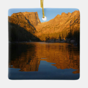 Dream Lake i soluppgångens ljus I Julgransprydnad Keramik