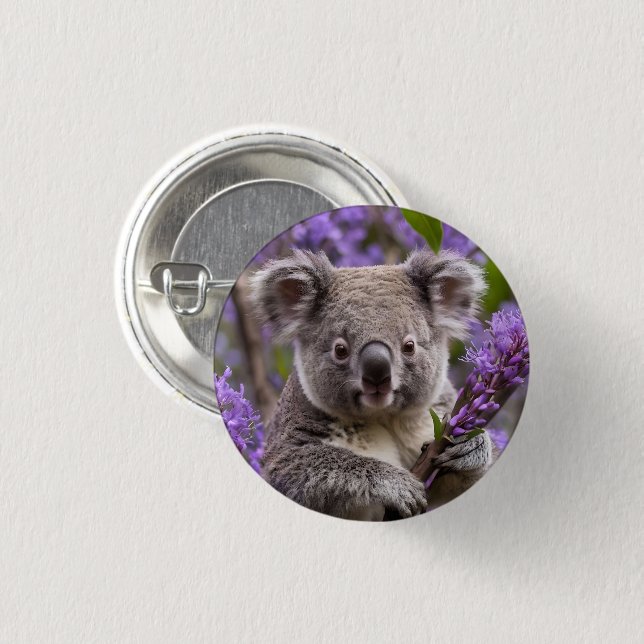 "Dreaming in Lila: A Koala i Jacaranda Träd Knapp (Framsida & baksida)