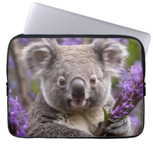 "Dreaming in Lila: A Koala i Jacaranda Träd Laptop Fodral