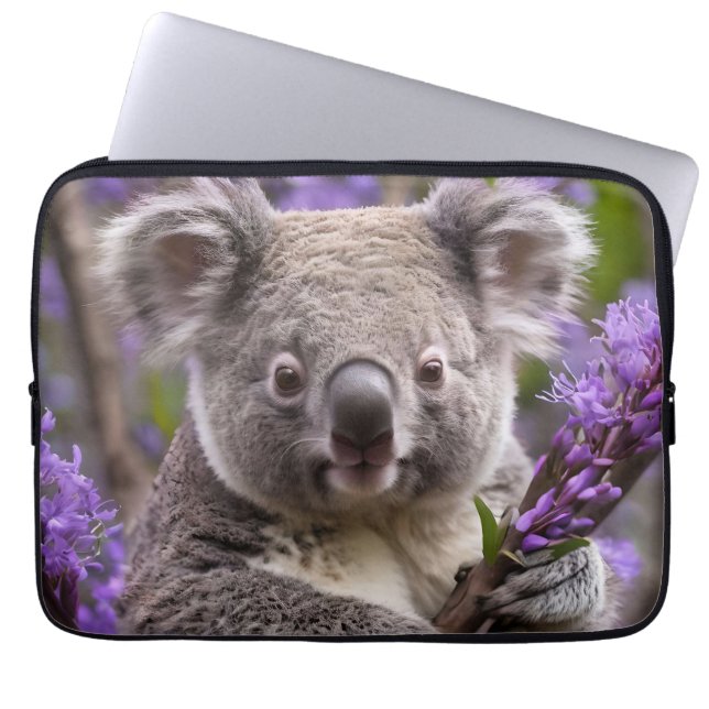 "Dreaming in Lila: A Koala i Jacaranda Träd Laptop Fodral (Framsidan)