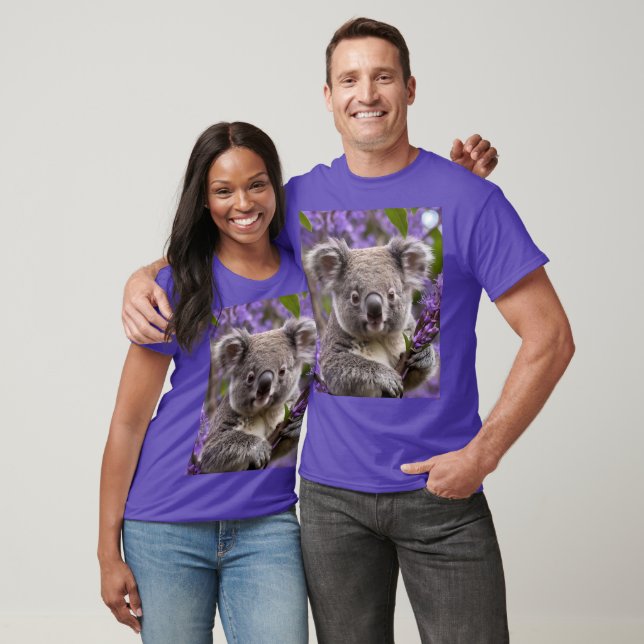 "Dreaming in Lila: A Koala i Jacaranda Träd T Shirt (Unisex)