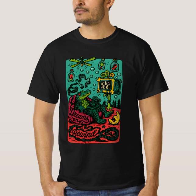 Dreams on Rewind – Surreal Retro Alligator TV Art T Shirt (Framsida)