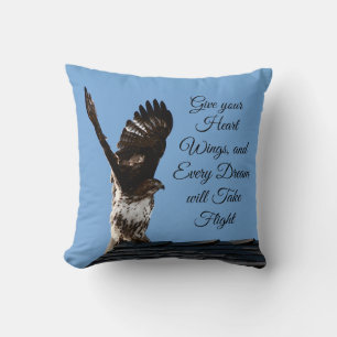 Dreams tar flyget med rödspetsad Hawk-inspiration Kudde