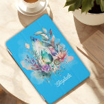 Dreamy Boho Crystals Dreamcatcher Aqua iPad Mini Skydd<br><div class="desc">Denna drömboho ipad cover har en stor tårformad kristaller med en vacker blandning av akamarin och turkos färg. Fintvätt, hängande kristaller och en dröm catcher på akvatisk bakgrund skyddar din iPad med magi. Personlig med ditt namn, det här fantastiska höljet gör att du kan ta med dig ett naturdrag var...</div>