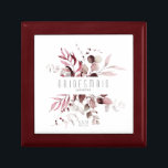 Dreamy Foliage Bröllop Bridesmaid Burgundy ID817 Minnesask<br><div class="desc">Fintvätt med små blomaccenter i mjuk, drömmande skugga av grädde, taupe och ro med stänk av burgiga glitter och unika designlayouter gör detta till en spännande samling, särskilt för bröllop under hösten. Presentlådan för din brud eller annan bröllopsfest som visas här har ett mejeriblad gräns runt ett sans serif-teckensnitt "Bridesmaid"...</div>