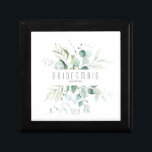 Dreamy Foliage Bröllop Bridesmaid Grönt/Bl ID817 Minnesask<br><div class="desc">Den känsliga naturen inspirerade till gröna arrangemang, inklusive blågummieukalyptus med stänk i guld och guld löv, tillsammans med unika designlayouter, gör detta till en spännande bröllop-uppsättning när som helst på året. Presentlådan för din brud eller annan bröllopsfest som visas här har ett mejeriblad gräns runt ett sans serif-teckensnitt "Bridesmaid" i...</div>