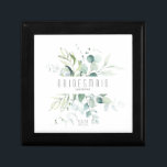 Dreamy Foliage Bröllop Bridesmaid Grönt/Bl ID817 Minnesask<br><div class="desc">Den känsliga naturen inspirerade till gröna arrangemang, inklusive blågummieukalyptus med stänk i guld och guld löv, tillsammans med unika designlayouter, gör detta till en spännande bröllop-uppsättning när som helst på året. Presentlådan för din brud eller annan bröllopsfest som visas här har ett mejeriblad gräns runt ett sans serif-teckensnitt "Bridesmaid" i...</div>