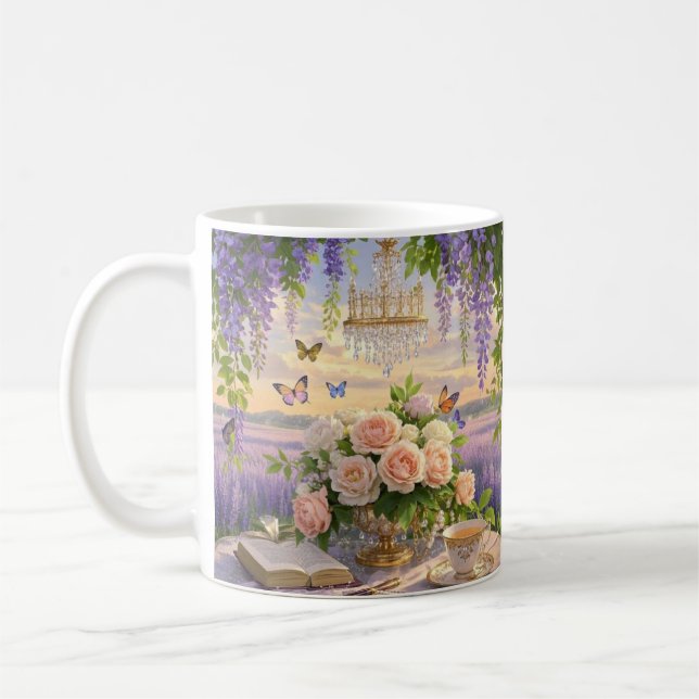 Dreamy, mjuk fokusscen av en lavish, Blommigt Kaffemugg (Vänster)