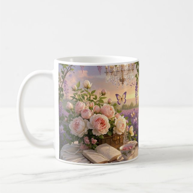 Dreamy, mjuk fokusscen av en lavish, Blommigt Kaffemugg (Vänster)