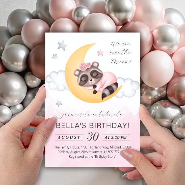 Dreamy over Måne Raccoon Girl Birthday Inbjudningar (Dreamy Over the Moon Raccoon Girl Birthday Invitation)