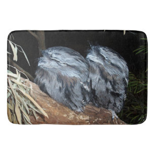 "Dreamy Perch: Sömnig Tawny Frogmouth Uggla" Badrumsmatta