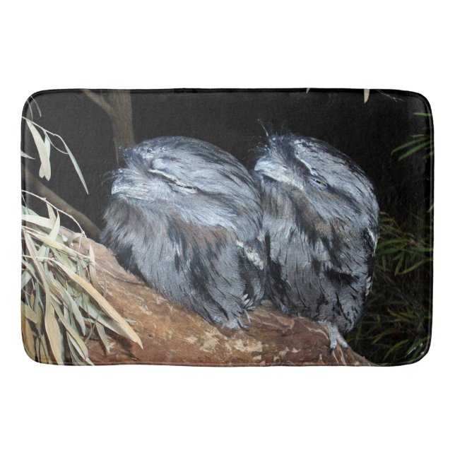 "Dreamy Perch: Sömnig Tawny Frogmouth Uggla" Badrumsmatta (Framsidan)