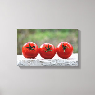 Drei Tomaten auf der Mauer Canvastryck