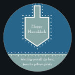 Dreidel Hanukkah Gift Message Sticker Runt Klistermärke<br><div class="desc">En David-stjärna som skisseras av vita prickar fungerar som ram för ditt personliga budskap i helgdag. Vilket underbart Hanukkah-klistermärke till ställe på gåvor till ditt barns lärare,  brevbäraren,  doorman eller leveransmänniska. Finns i alternativ färg med matchande produkter. com</div>