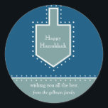 Dreidel Hanukkah Gift Message Sticker Runt Klistermärke<br><div class="desc">En David-stjärna som skisseras av vita prickar fungerar som ram för ditt personliga budskap i helgdag. Vilket underbart Hanukkah-klistermärke till ställe på gåvor till ditt barns lärare,  brevbäraren,  doorman eller leveransmänniska. Finns i alternativ färg med matchande produkter. com</div>