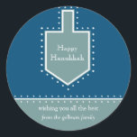 Dreidel Hanukkah Gift Message Sticker Runt Klistermärke<br><div class="desc">En David-stjärna som skisseras av vita prickar fungerar som ram för ditt personliga budskap i helgdag. Vilket underbart Hanukkah-klistermärke till ställe på gåvor till ditt barns lärare,  brevbäraren,  doorman eller leveransmänniska. Finns i alternativ färg med matchande produkter. com</div>
