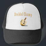 Dreidel mästarehatt truckerkeps<br><div class="desc">Huvud ska snurrandet, när du ha på sig denna Dreidel mästareChanukah Hanukkah hatt. En vilken underbara Chanukah Hanukkah partygåva som ska framläggas till driedellekvinnarearna!.</div>