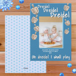 Dreidel Rustic Oak Blue Photo Celebrate Hanukkah Julkort<br><div class="desc">Anpassningsbar-foto-Hanukkah-kort är ett härligt sätt att få kontakt med vänner och familj under festivalen i Ljus. Den här söta designen har ett foto med en skugga av himmel blå på en rik som är mörk blått. Sju små bilder av ekträ struktur dreidels runt fotot för att få tag på stollig....</div>