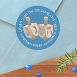Dreidel Rustic Oak Cute Blue All Text Hanukkah Runt Klistermärke<br><div class="desc">Lägg till din egen text till dessa blå och roliga dekaler med roligten Hanukkah-tema. Från kuvertförseglingar som dubbla som returetiketter till dekorationer för paket och påsar, kommer dessa personlig Hanukkah-klistermärken att ge en anpassningsbar vid festivalen för Ljus firande. Använda de enkla textmallarna för att lägga till anpassningsbar i ett vanligt...</div>