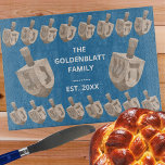 Dreidel Rustic Oak Hanukkah Personlig Challah<br><div class="desc">Den här personligen är Hanukkahs skärbord en perfekt i Hanukkah party och familjemöten. Perfekt för någon av de åtta magiska nätterna i Chanukah, den här drömda glasskivan gör också en underbar Challah Board för Fredag Shabbat under Hanukkah. Den enkla vita texten på den blå bakgrunden kan enkelt redigeras för att...</div>