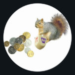 Dreidel squirrel-dekal runt klistermärke<br><div class="desc">Dekorren spelar Dreidel med en stor geltpil.</div>