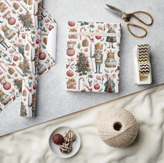 Dressed-Up Mice and Baubles Presentpapper (Hantverk)