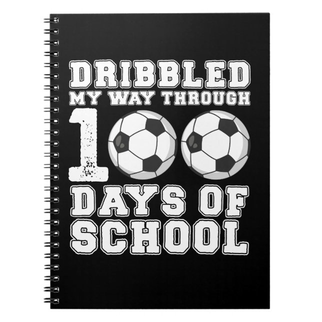 Dribblade Min Väg Genom 100 Dagar Skolfotboll Anteckningsbok (Framsidan)