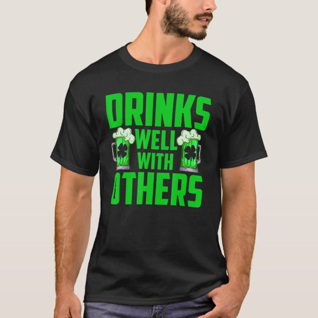 Drick bra med andra Lundare Patrick Shamro. T Shirt (Framsida)