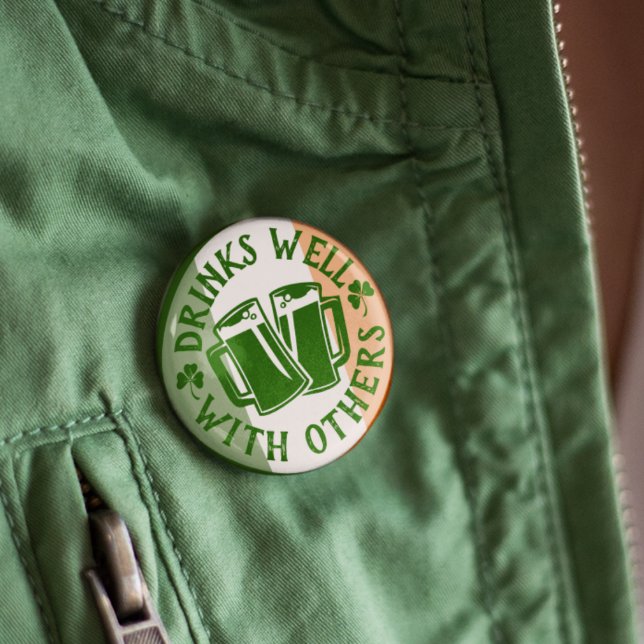 Drick bra med andra | Lustigt St patrick's day Knapp (Skapare uppladdad)