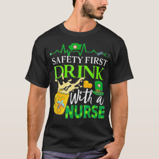 Drick först med en sjuksköterska St patricks day D T Shirt