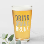 Drick full | Lustigt Glaskopp<br><div class="desc">Drink Drank Drunk | Lustigt glas med frasen "Drick Drank Drunk" i fet stil,  teckensnitt stil.</div>
