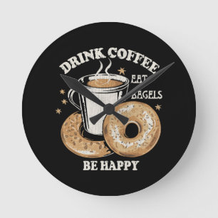 Drick kaffe ät bagels var glad rund klocka