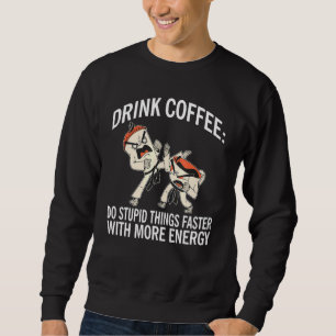 Drick kaffe gör Sak stupid snabbare med mer än ett Lång Ärmad Tröja