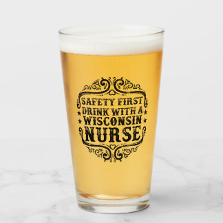 Drick med ett glas av saltöl