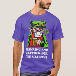 Drick och vänta på vaccinet Leprechaun1 T Shirt