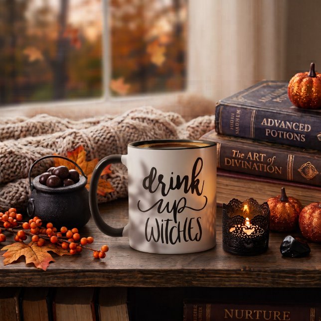 Drick Upp Häxor Roligt Halloween Citat Skrift Mugg (Brew up some fun with this Drink Up Witches funny Halloween script quote design. )