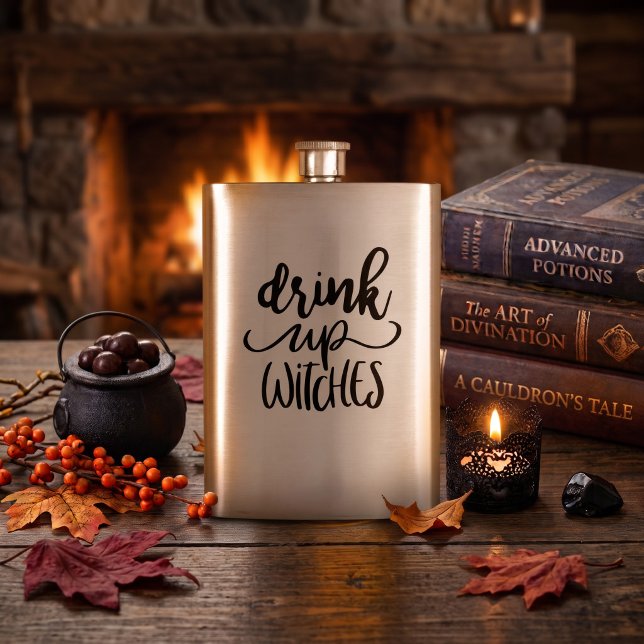 Drick Upp Häxor Roligt Halloween Citat Skript Fickplunta (Brew up some festive spirits with this Drink Up Witches funny Halloween script quote design.)