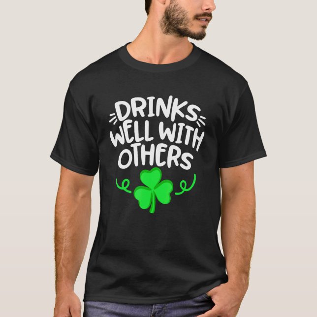 Drick väl med andra fina St patricks day. T Shirt (Framsida)