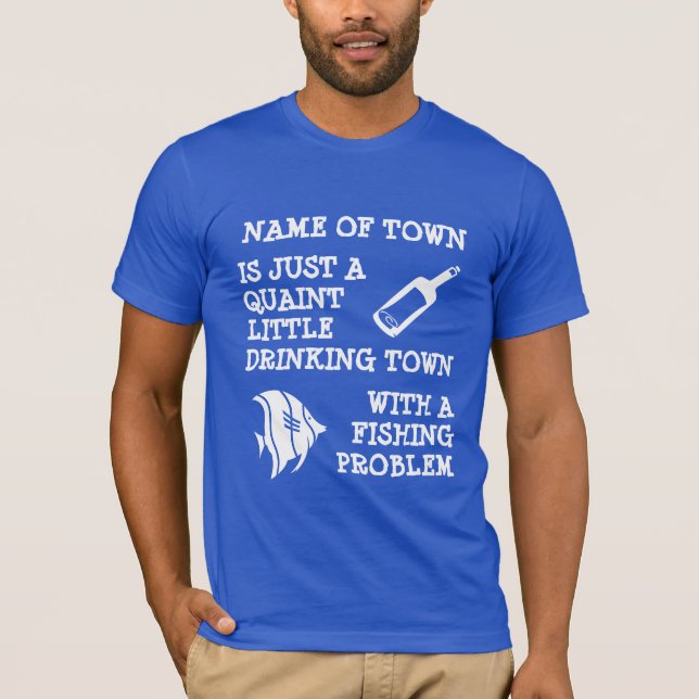 Dricka townen med ett fiskeproblem; -) tee shirt (Framsida)