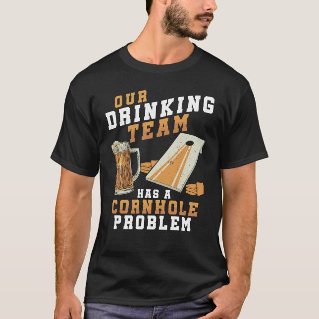 Drickande Lags Cornhole Problem Cornhole spelare T Shirt (Framsida)