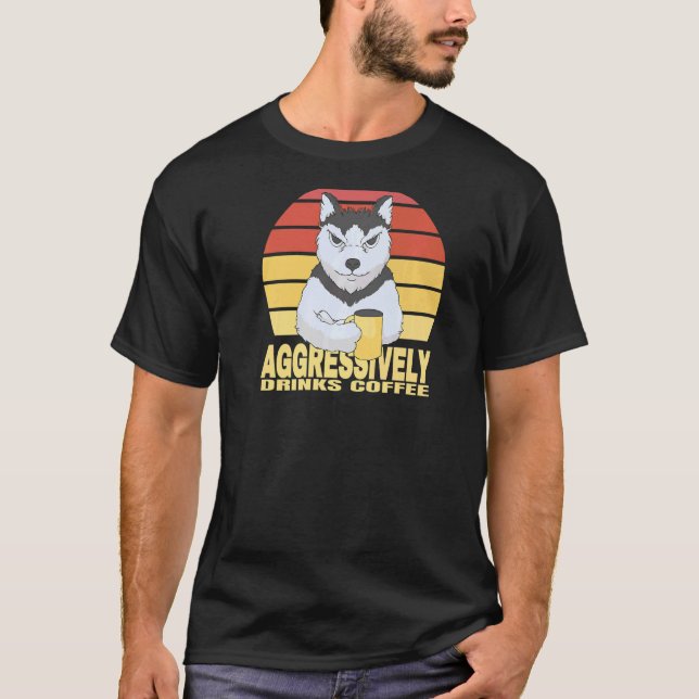 Dricker aggressivt kaffedryck Husky varghund T Shirt (Framsida)