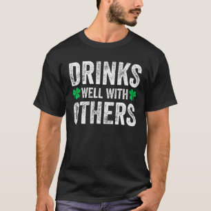 Dricker bra med andra roliga St Patricks Day-dryck T Shirt