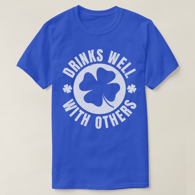 Dricker bra med andra St patricks day Funny St P T Shirt (Design framsida)